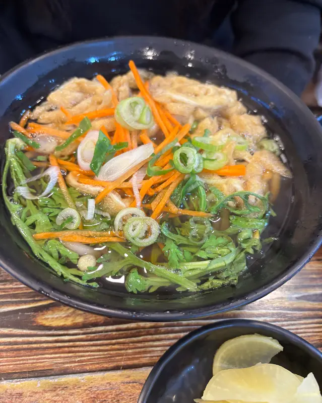 우동에 들어간 쑥갓, 당근, 유부 등의 모습