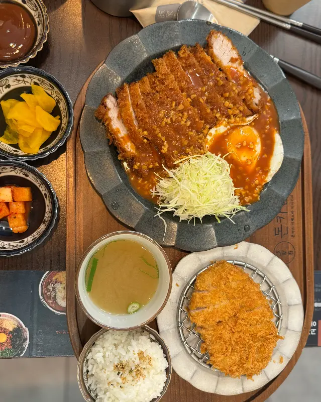 특등심 돈까스와 곁들여 먹는 쫄면