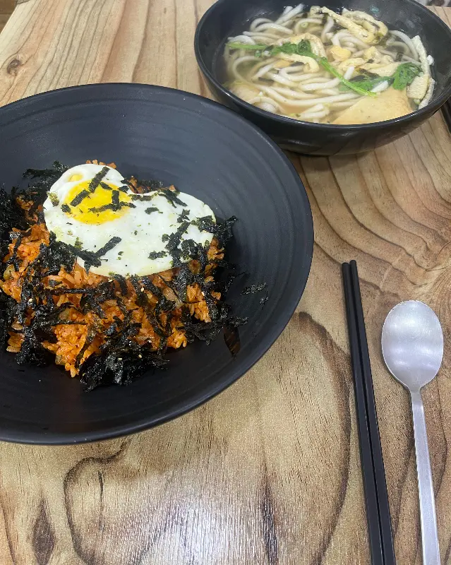덮밥과 우동 한 상 차림