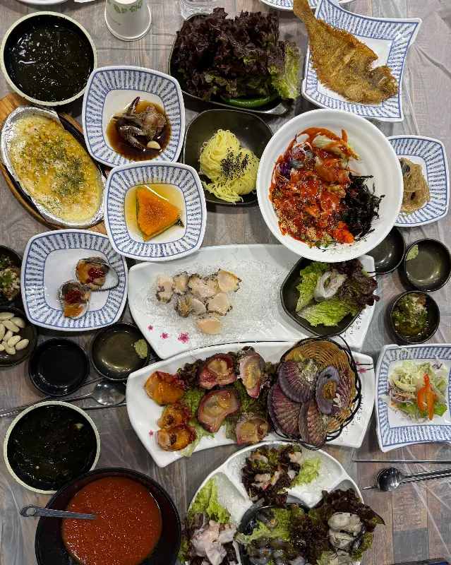 강성횟집의 푸짐한 한 상 차림