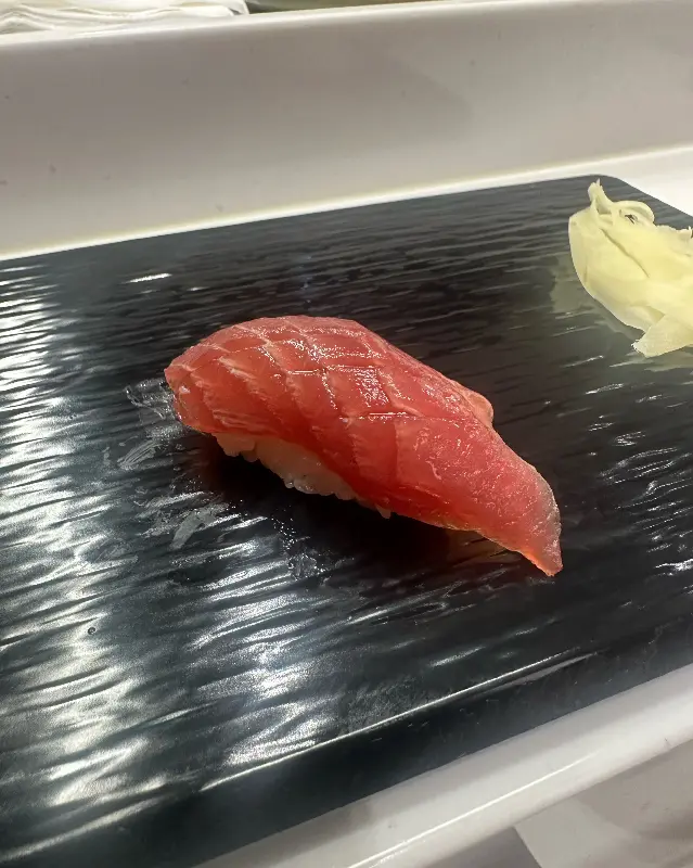 신선함이 눈으로도 보이는 참치 스시