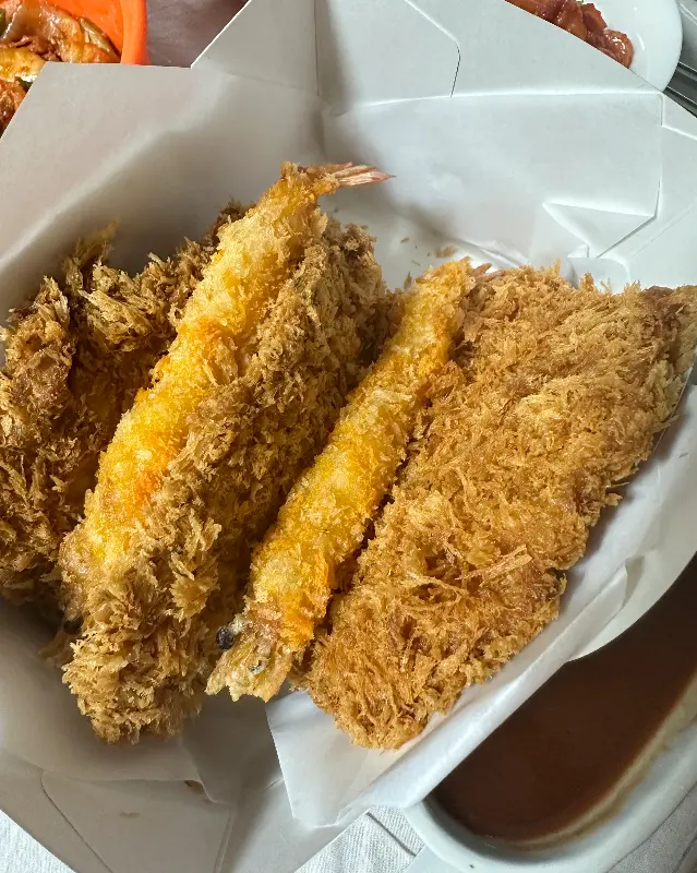 돈까스와 함께 제공되는 다양한 튀김