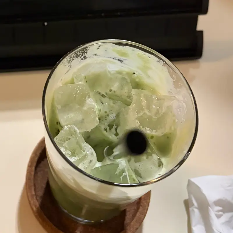 녹차라떼 음료 사진