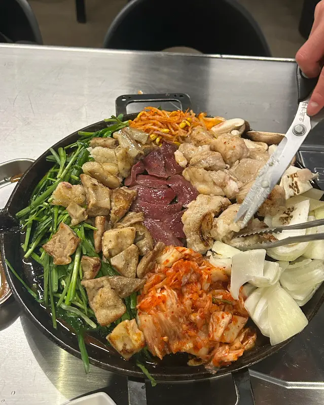 태산소곱창 곱창 굽는 모습