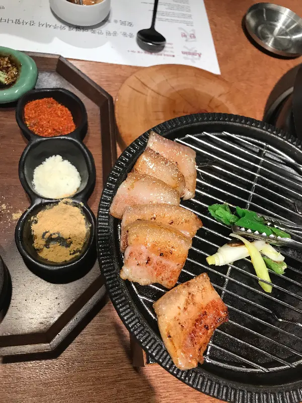 먹음직스럽게 구워진 돼지고기