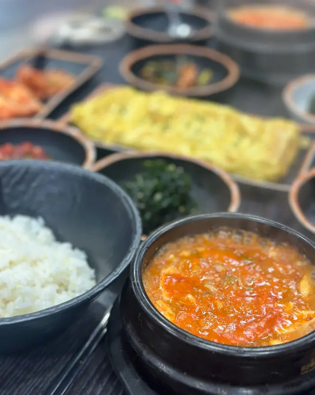 돌솥에 담겨져 나온 순두부찌개