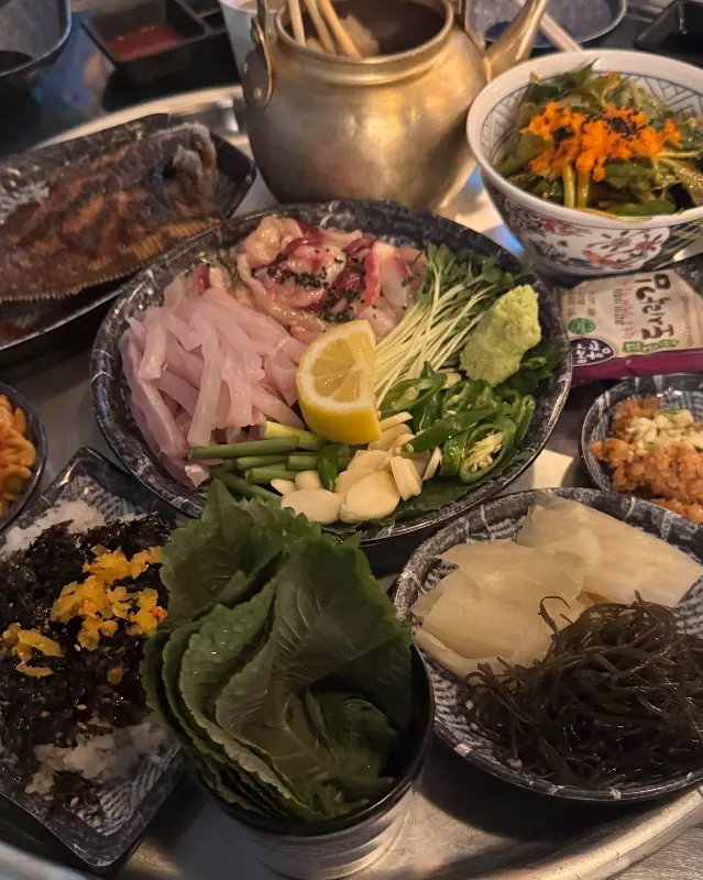 깻잎에 싸 먹는 광어회