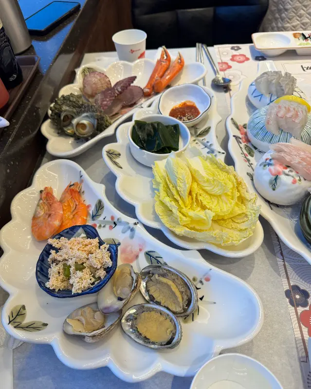 푸짐하게 차려진 만월다찌 코스 요리