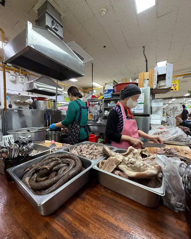 분주하게 순대국밥을 준비하는 주방의 모습