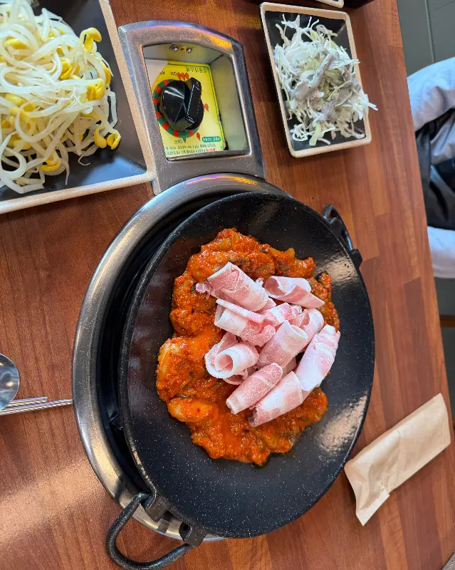 쭈꾸미 볶음 위에 우삼겹을 얹은 모습