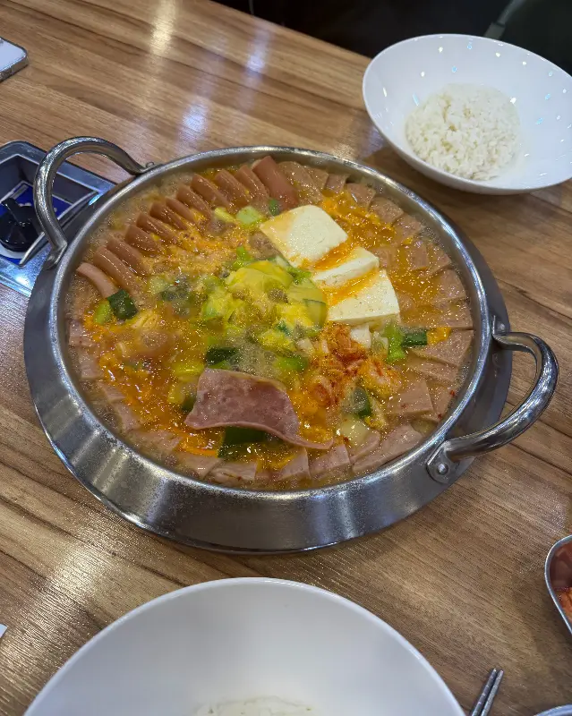 푸짐하게 차려진 부대찌개 한 상