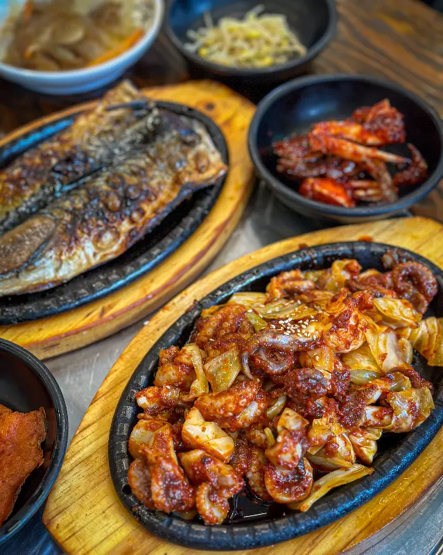 쭈꾸미 볶음과 고등어 구이