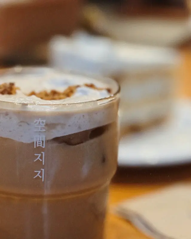 아늑한 분위기의 카페 내부