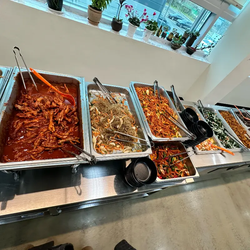 다채로운 뷔페 음식 코너