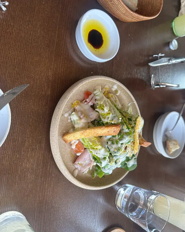 신선한 채소가 듬뿍 들어간 샐러드