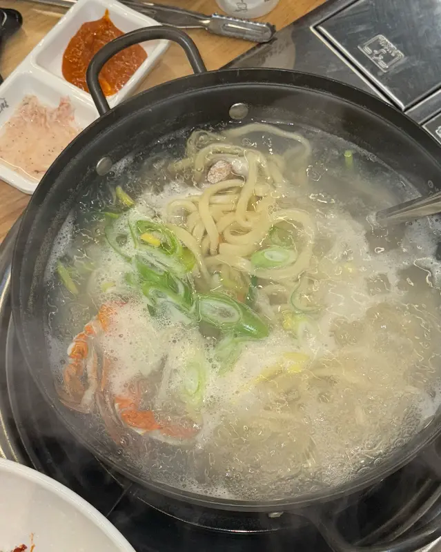 뚝배기에 담겨 보글보글 끓고 있는 칼국수