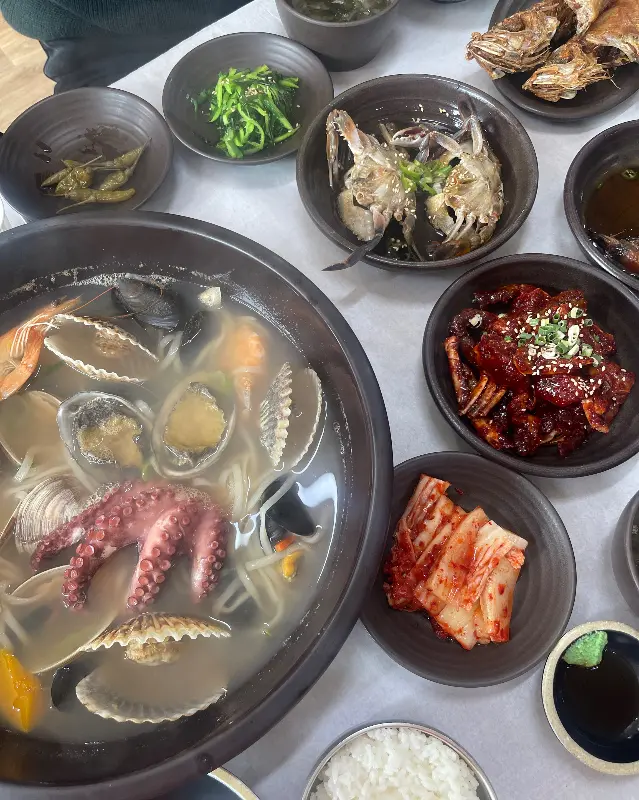 해산물이 듬뿍 들어간 칼국수