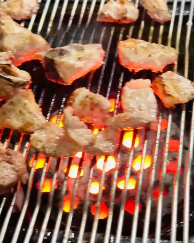 연탄불 위에서 구워지는 돼지고기