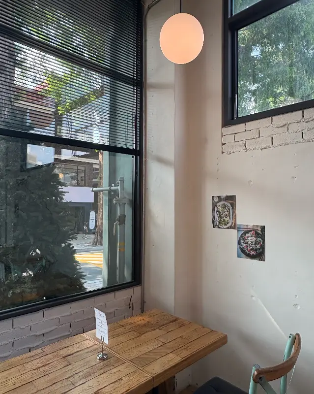 썬댄스 내부 인테리어, 테이블과 의자