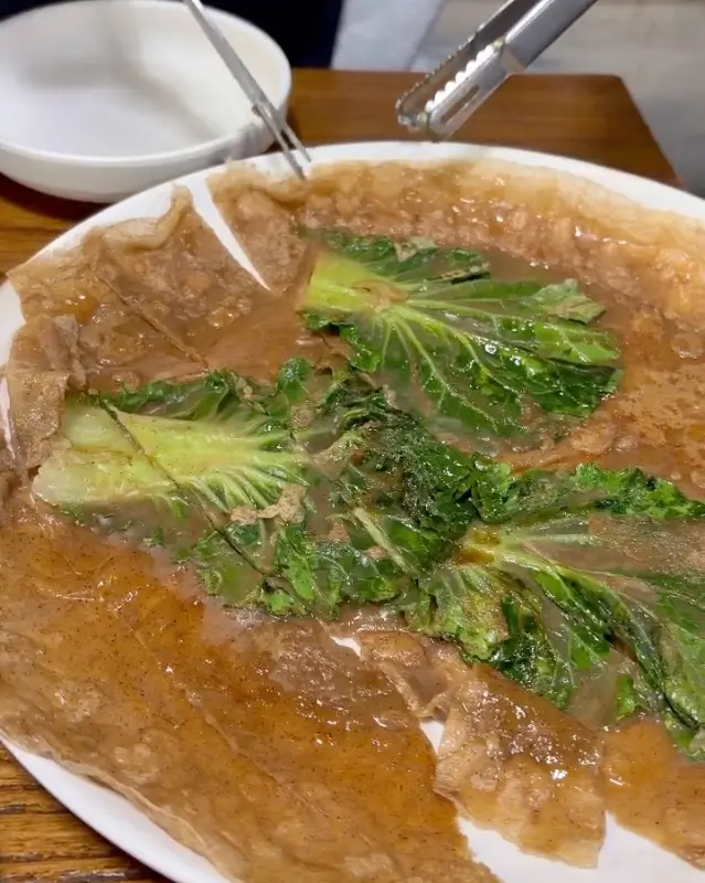 얇게 구워져 나오는 메밀배추전