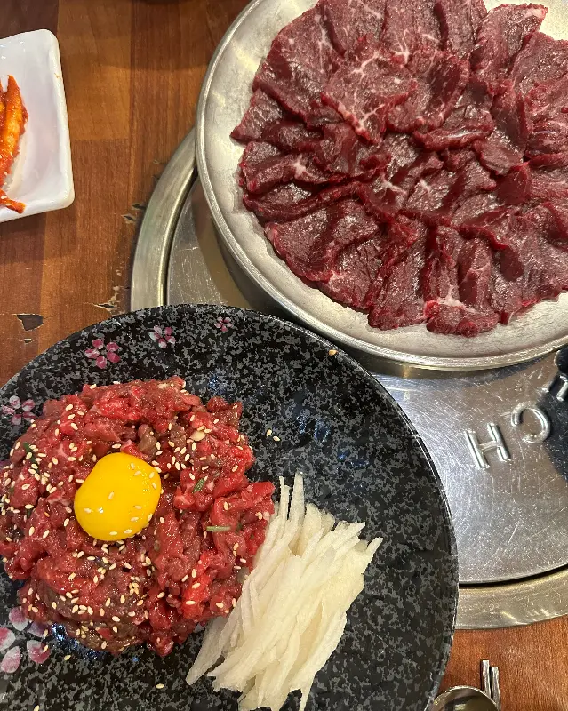 젓가락을 멈출 수 없는 육회비빔밥