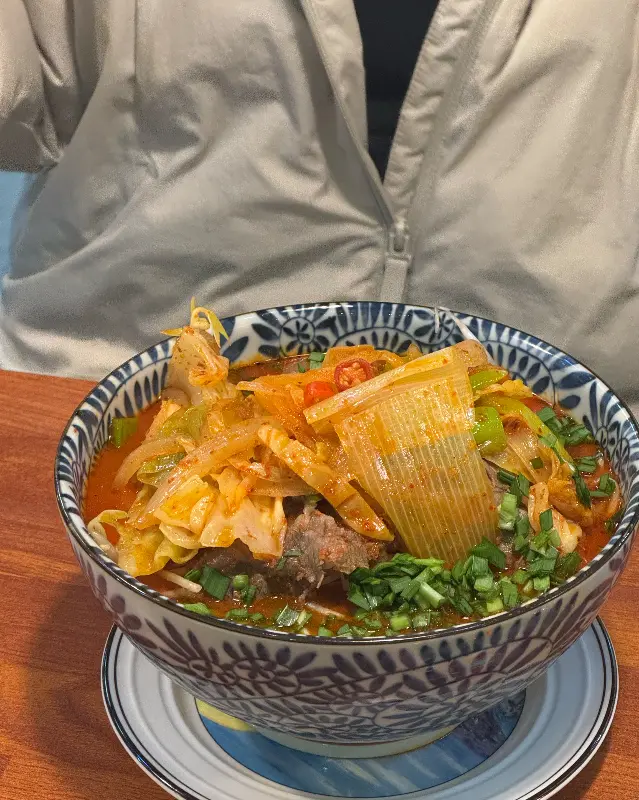 테이블 위에 놓인 매운 쌀국수