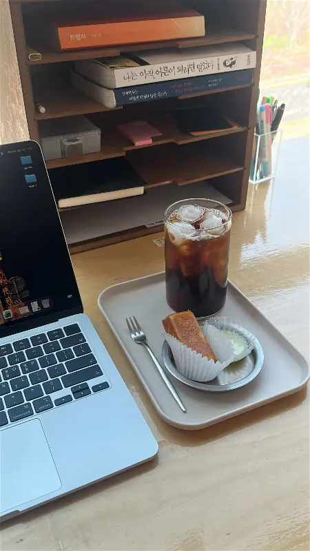 노트북 작업에 용이한 테이블