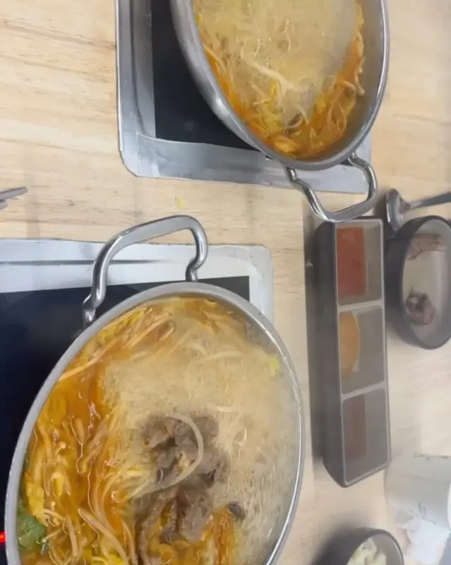 1인 샤브샤브 냄비 안에서 보글보글 끓고 있는 얼큰한 국물과 채소, 고기