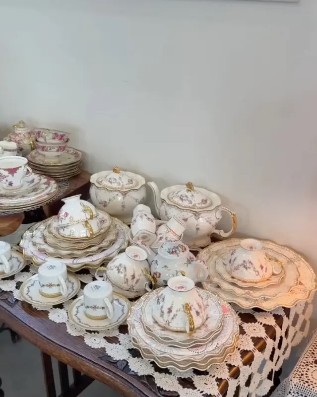 유럽풍의 화려한 찻잔 세트