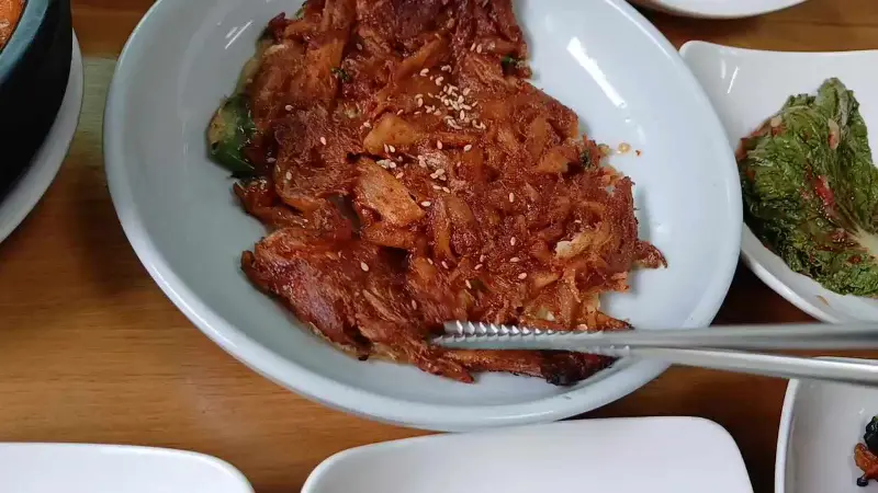 한 상 가득 차려진 모습