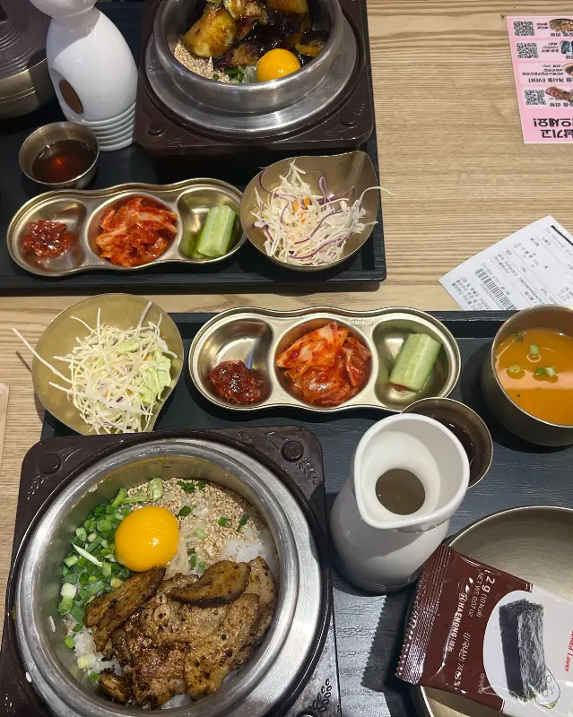 정갈하게 차려진 솥밥 한 상 차림