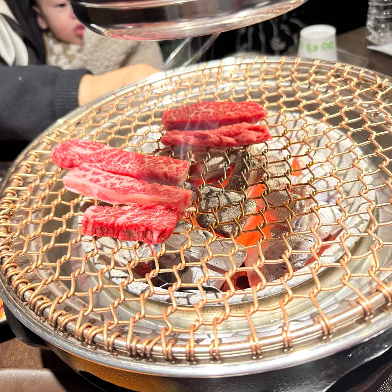 숯불 위에서 익어가는 소고기