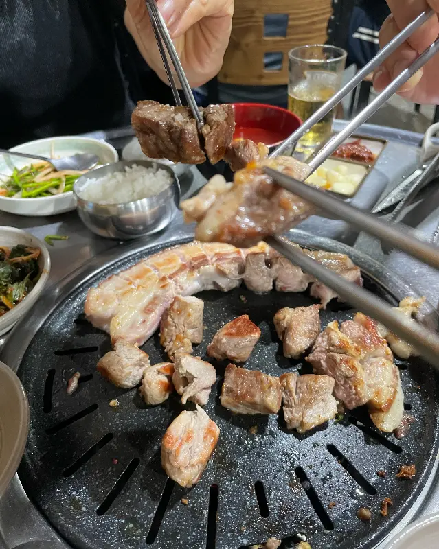 젓가락으로 고기를 집는 모습