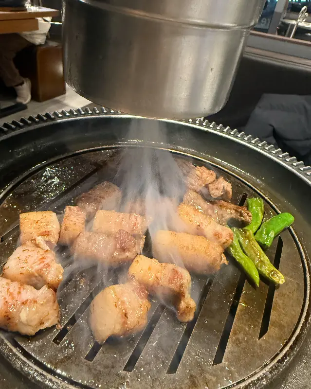 숯불 위에서 익어가는 고기