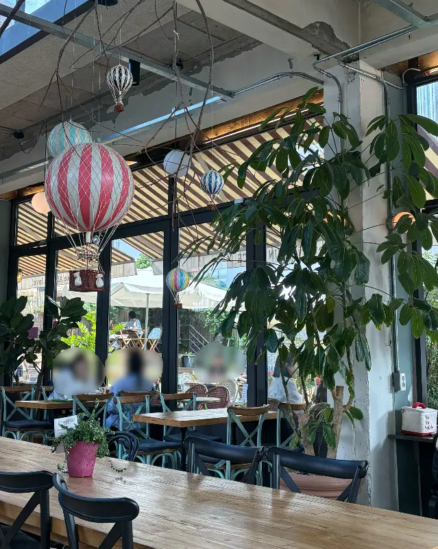 썬댄스 내부 인테리어, 천장에 매달린 열기구 모형과 테이블