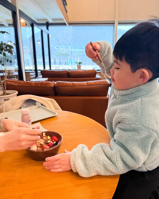 요거트를 먹는 아이의 모습