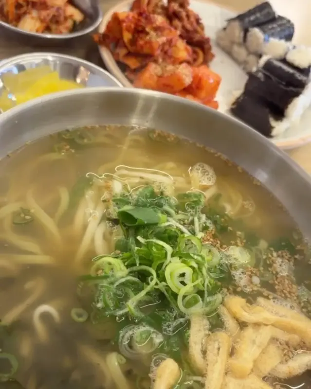 칼국수와 곁들여 먹는 충무김밥