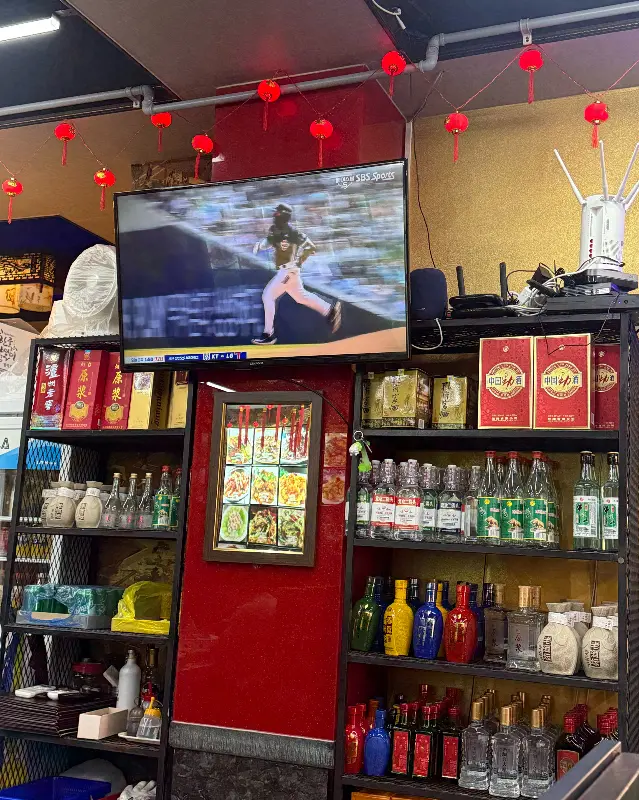다양한 술병과 중국 장식품들이 진열된 가게 내부