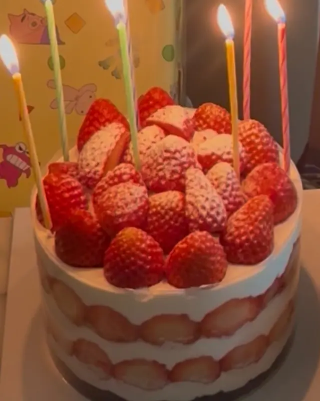 딸기가 듬뿍 올라간 케이크에 촛불을 켠 모습