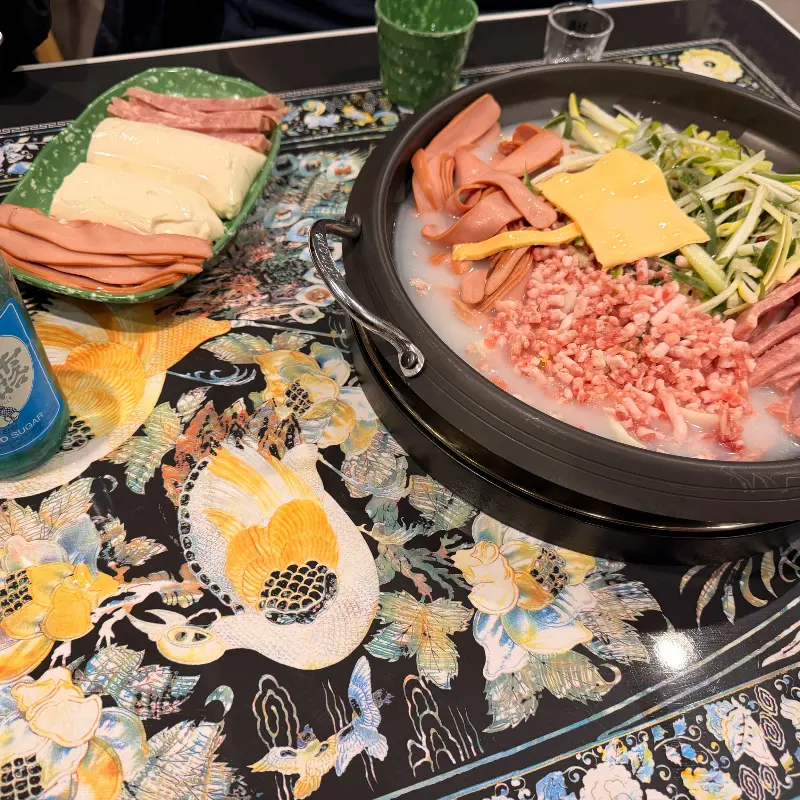 푸짐한 재료가 듬뿍 들어간 부대찌개