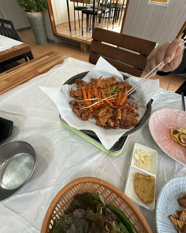 쌈 채소와 함께 즐기는 더덕숯불고기