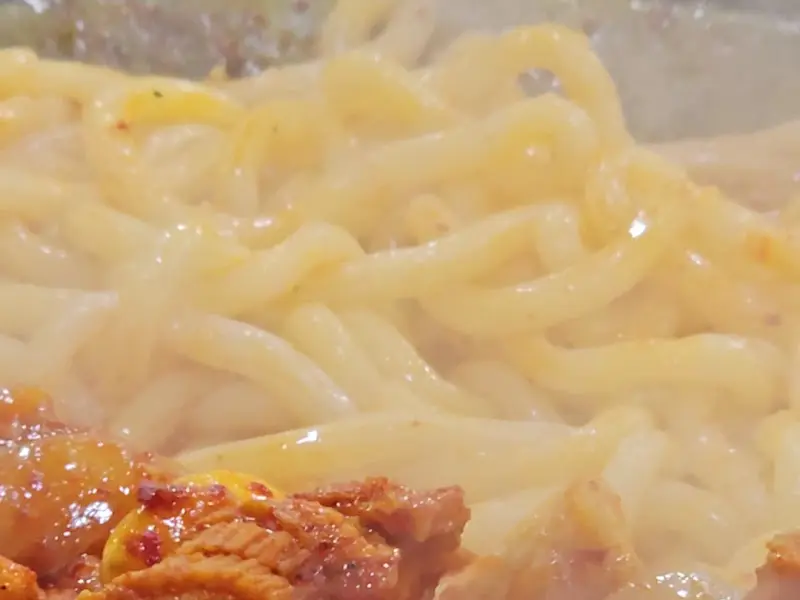 양념 곱창과 우동 사리의 만남