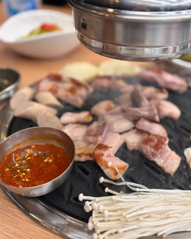 숯불에 구워먹는 돼지고기