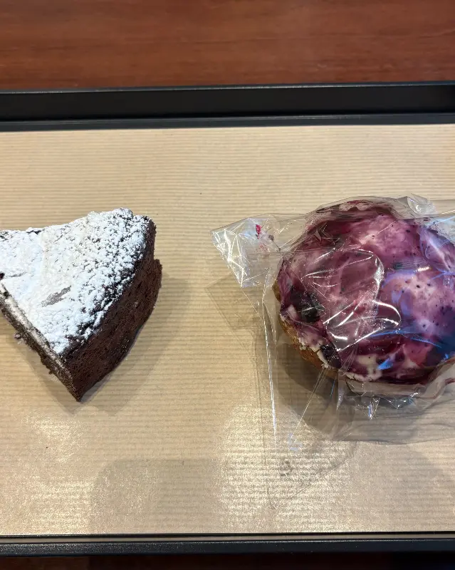 쟁반 위에 놓인 브라우니와 빵