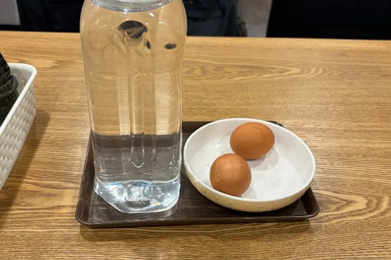 테이블 위에 놓인 삶은 계란과 물병
