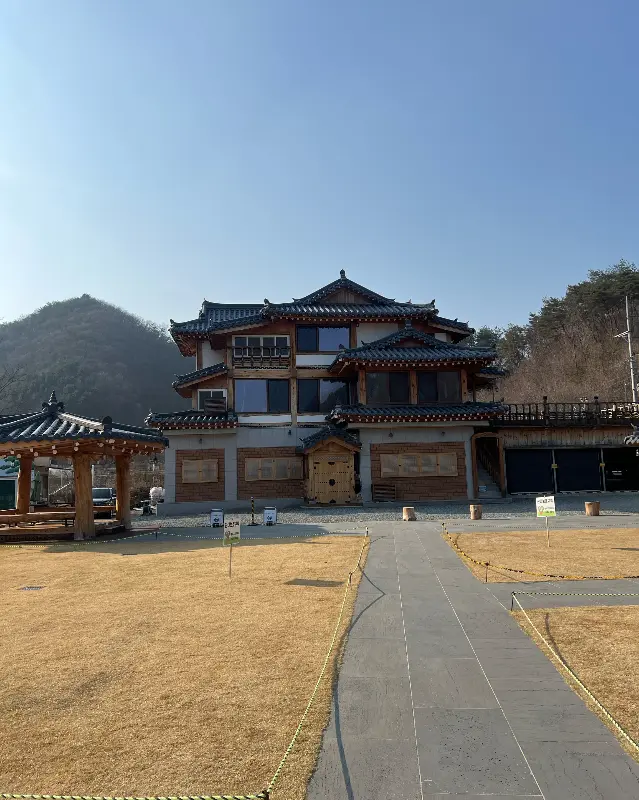 웅장한 한옥 건물 전경