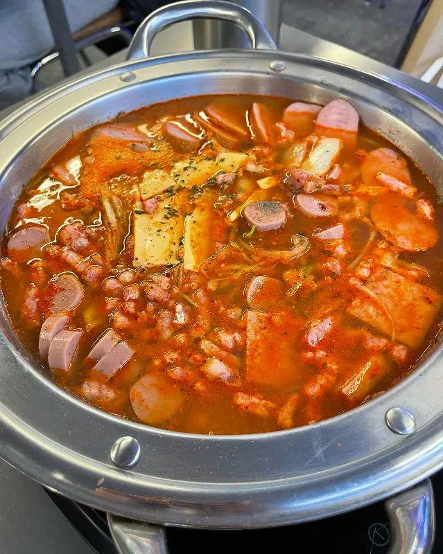 해방촌 부대찌개의 푸짐한 비주얼