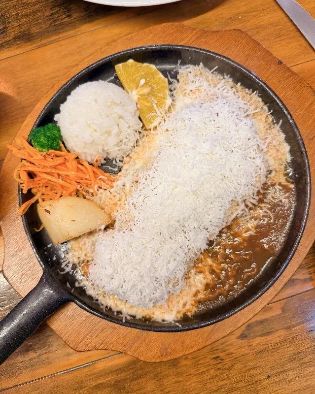 철판 위에 올려져 나오는 치즈 돈가스