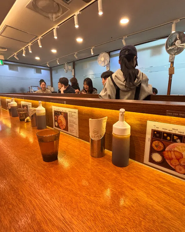 모루카츠 내부 테이블