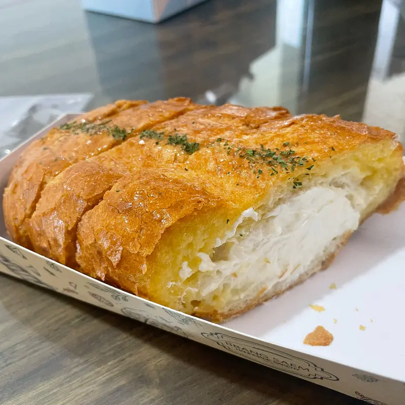 크림이 가득한 빵